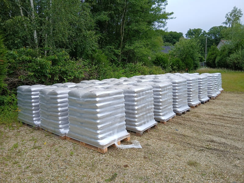 sacs de gravier blanc vendus en palette